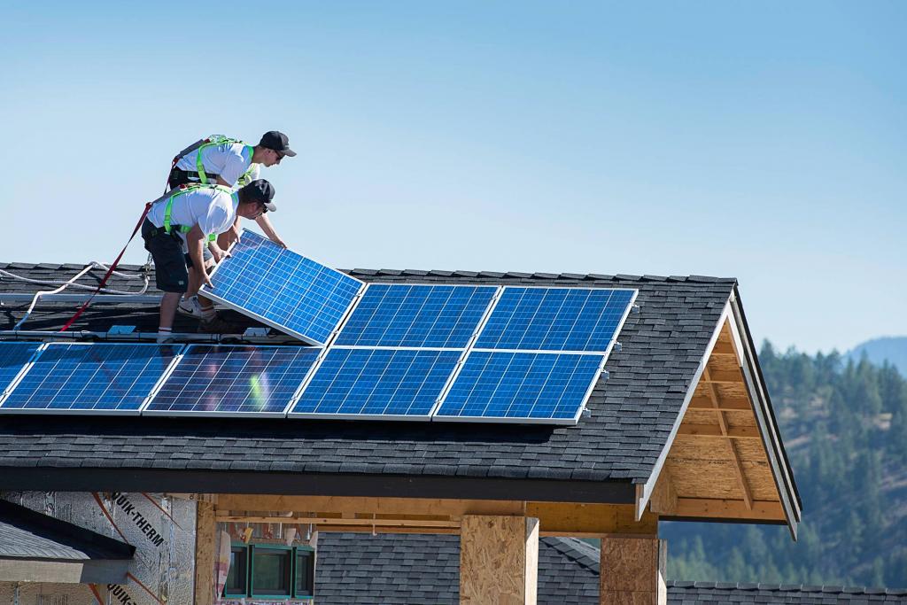 Монтаж солнечных батарей дома