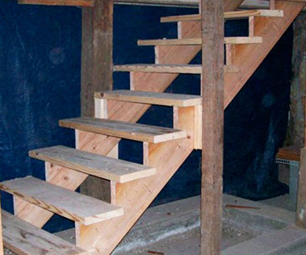 деревянная лестница в подвал