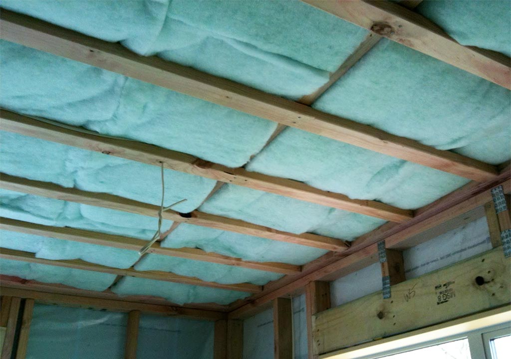 можно утеплить деревянный потолок изнутри