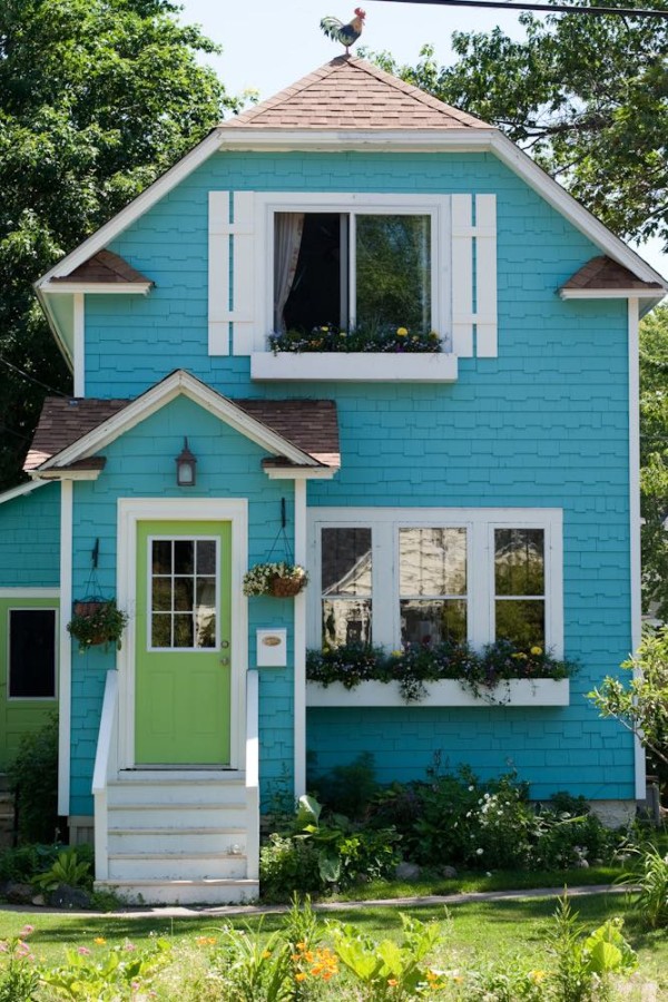 дом, выкрашенный в голубой цвет