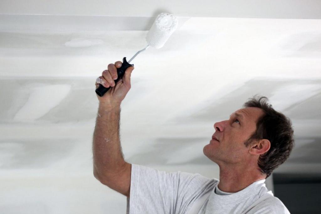 Как выбрать шпаклевку для потолка под покраску