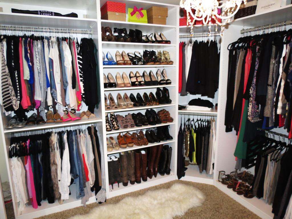 обувь и одежда в гардеробной
