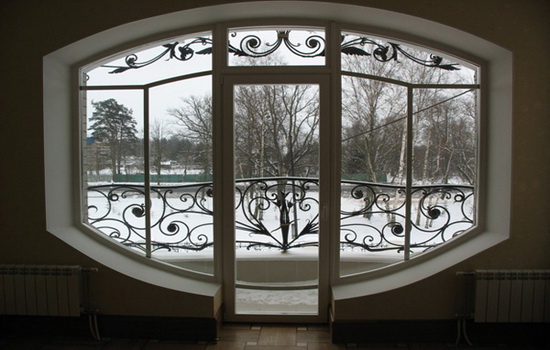 Окно на балкон с необычной геометрией