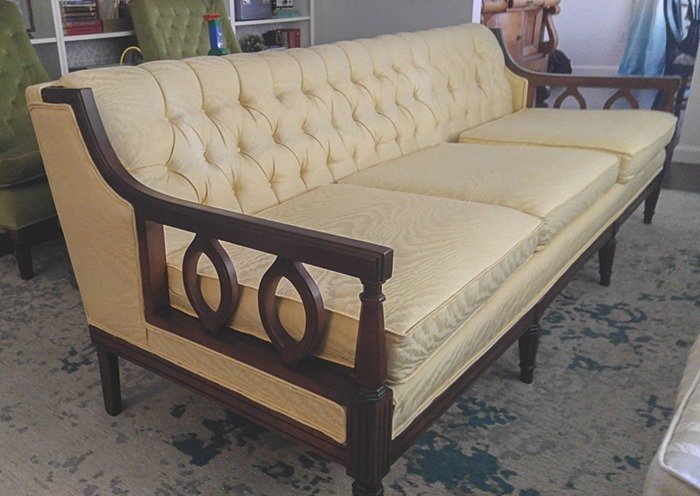Старый диван для перетяжки