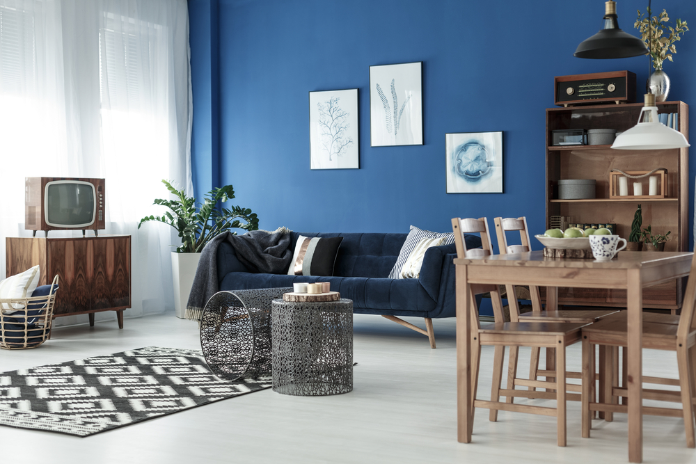 синяя мебель и синие стены