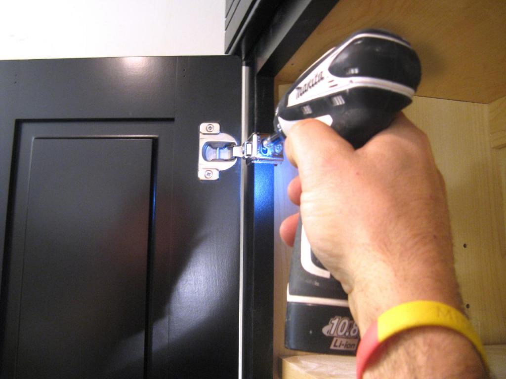 как правильно повесить двери на шкаф